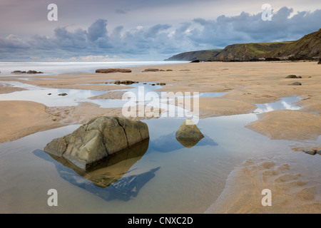 Felsenpools am Sandymouth Strand in Cornwall, England. Herbst (November) 2010. Stockfoto