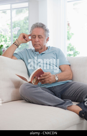 Ein senior Mann ein Buch zu lesen Stockfoto