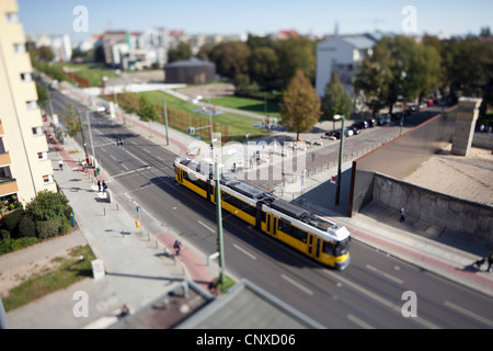 Eine Straßenszene mit einer Straßenbahn, Tilt-Shift, Berlin, Deutschland Stockfoto