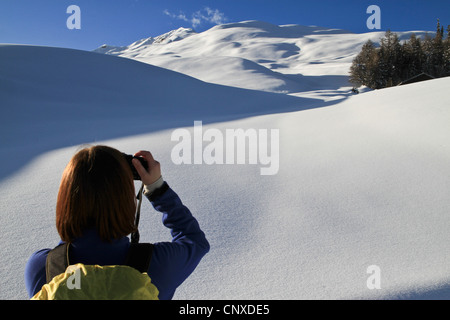 Tourist nimmt Fotos von Schneelandschaft Stockfoto