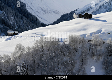 Winterlandschaft des Berges mit Blockhütten Stockfoto