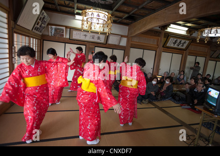 Ältere Bewohner der Stadt Minami-Soma erleben Sie eine Show zu helfen, mit Stress fertig zu werden, post-March2011-Tsunami-Katastrophe, Japan. Stockfoto