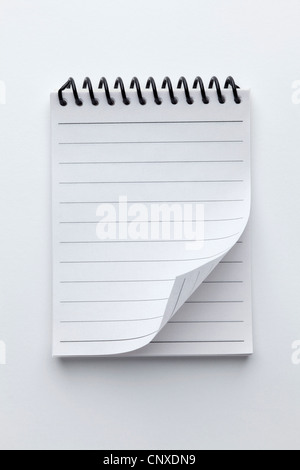 Eine Spiral-Notizblock mit Seitenecke Papier und ein gewelltes aufgereiht Stockfoto
