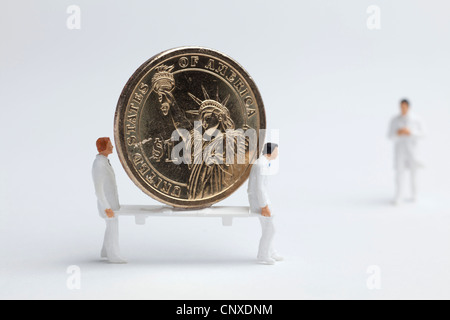 Miniatur Sanitäter Figuren tragen eine Euro-Münze auf einer Bahre Stockfoto