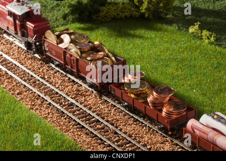 Ein Diorama ein Miniaturzug mit EU-Währung Stockfoto