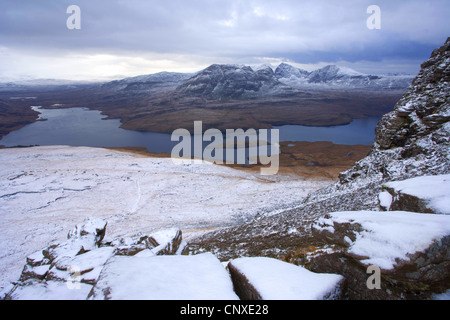 Blick vom Stac Pollaidh in Richtung Ben Mor Coigach und Nord-West-Schottland Geopark, Großbritannien, Schottland, Ben Mor Coigach Stockfoto