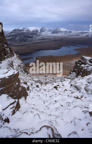 Blick vom Stac Pollaidh über Loch Lurgainn in Richtung Ben Mor Coigach, Großbritannien, Schottland, Nord-West-Schottland Geopark Stockfoto