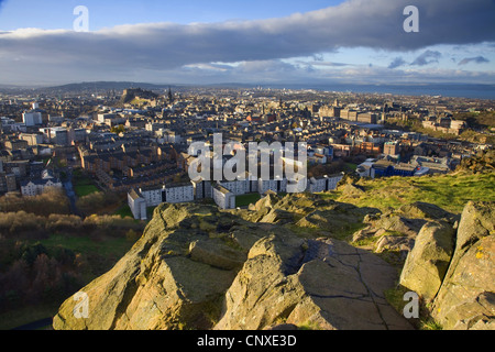 Blick über Edinburgh Stadtzentrum von Salisbury Crags, Edinburgh, Schottland, Vereinigtes Königreich Stockfoto