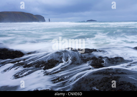 Seelandschaft mit Blick auf die Uhr Buachaille, Sandwood Bay, Großbritannien, Schottland, Sutherland Stockfoto