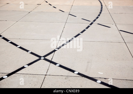 Linien auf einer Landebahn des Flughafens Stockfoto