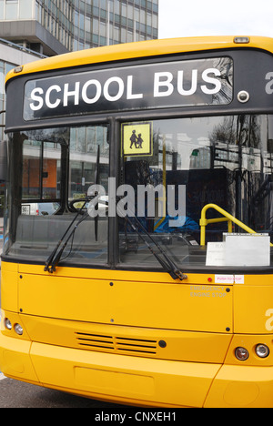Vorderseite der Schulbus in Westminster geparkt. London. England Stockfoto