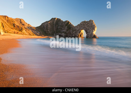 Wellen fegen auf den menschenleeren Strand bei Durdle Door, Dorset, England. Winter (Januar) 2011. Stockfoto