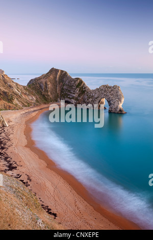 Einsamen Strand in der Abenddämmerung, Durdle Door, Dorset, England. Winter (Januar) 2011. Stockfoto