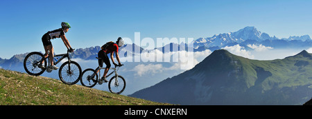 zwei Mountainbiker vor Bergkulisse, Mont Blanc im Hintergrund, Frankreich, Savoie Stockfoto