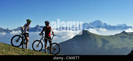 zwei Mountainbiker vor Bergkulisse, Mont Blanc im Hintergrund, Frankreich, Savoie Stockfoto