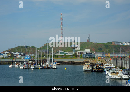 Blick über den Hafen mit Fernsehturm und dem Leuchtturm auf dem oberen Land im Hintergrund, Deutschland, Schleswig-Holstein, Helgoland Stockfoto