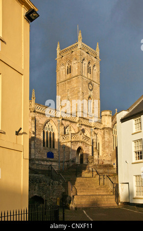 Kirche St. Johannes des Täufers aus dem Marktplatz in Axbridge Somerset im Abendlicht mit grauen Wolke Stockfoto