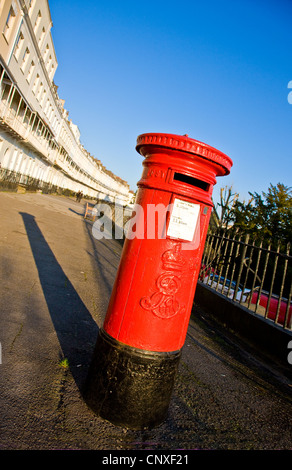 GR-Briefkasten auf der eleganten Royal York Crescent in Clifton Bristol UK Stockfoto