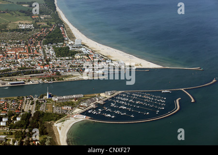 Blick auf Stadt und Marina Hohe Duehne, Deutschland, Mecklenburg-Vorpommern, Warnemünde Stockfoto