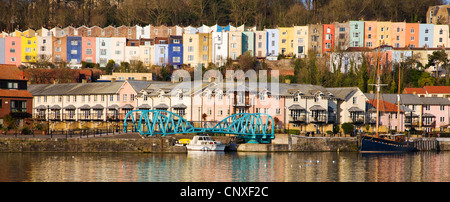 Bunte Reihen von viktorianischen Reihenhäusern Clifton Holz über moderne Harbouside Wohnungen von Bristols Floating Harbour Stockfoto