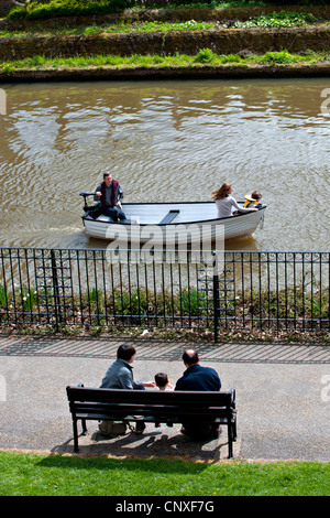 Kleines Boot auf dem Fluss Medway in Tonbridge, Kent, UK Stockfoto