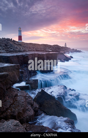 Wellen gegen die Kalkstein-leisten in der Nähe des Leuchtturms am Portland Bill, Dorset, England. Winter (Februar) 2011. Stockfoto