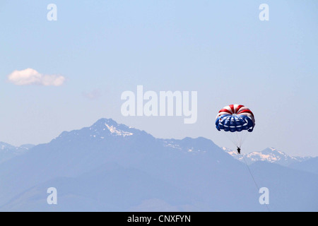 Parasailing in Seattle, USA, mit Blick auf die Rocky Mountains in der Ferne Stockfoto