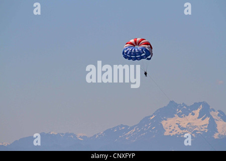 Parasailing in Seattle, USA, mit Blick auf die Rocky Mountains in der Ferne Stockfoto