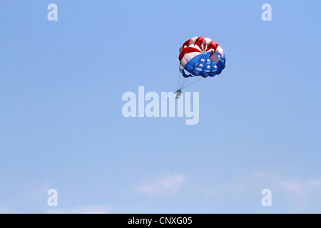 Parasailing in Seattle, USA, mit Blick auf die Rocky Mountains in der Ferne Stockfoto