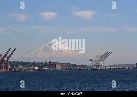 Ansicht des Mount Rainier, Washington, Vereinigte Staaten, von Elliot Bay Stockfoto