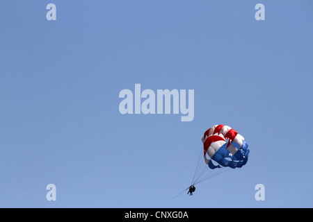 Parasailing in Seattle, USA, mit Blick auf die Rocky Mountains in der Ferne Stockfoto