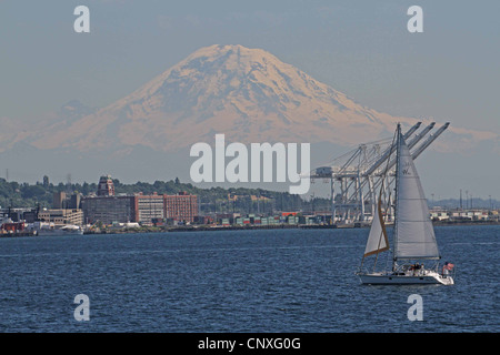 Ansicht des Mount Rainier, Washington, Vereinigte Staaten, von Elliot Bay Stockfoto