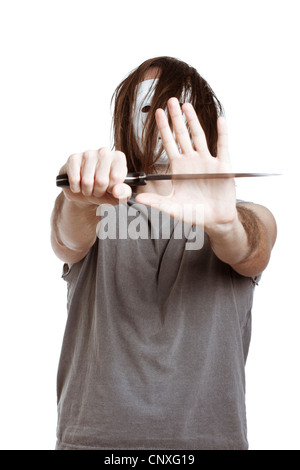 Scary Psycho maskierte gestikulieren mit Messer, isoliert auf weißem Hintergrund. Stockfoto