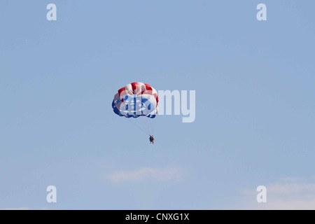 Parasailing in Seattle, USA, mit Blick auf die Rocky Mountains in der Ferne Stockfoto