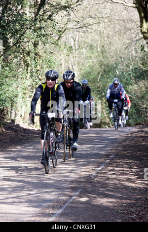 Radfahrer, die im Wettbewerb mit einem Straßenrennen auf der Old Portsmouth-Straße, einer Byway & ruhigen Seitenstraße um des Teufels Punchbowl, Hindhead Surrey Stockfoto