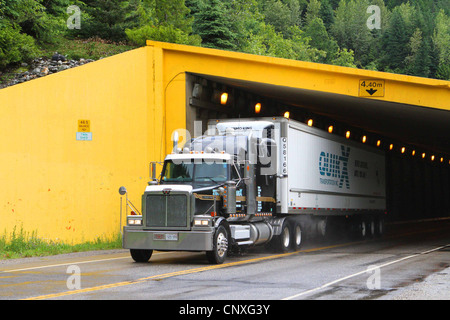 Schnee-Schuppen in British Columbia auf dem Trans Canada Highway Stockfoto