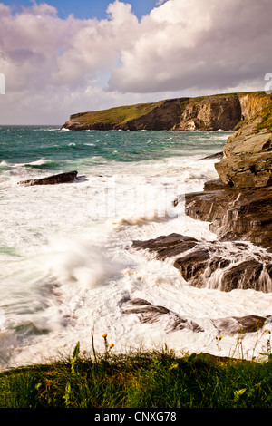 Surfen Sie über Felsen bei Flut an der kornischen Küste Trebarwith Strand brechen Stockfoto