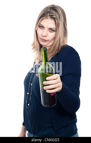 Frustriert betrunken Frau mit Flasche Wein, isoliert auf weißem Hintergrund. Stockfoto