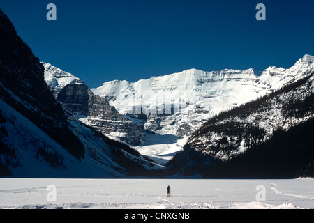 Cross Country Skifahrer mit dem Fotografieren von Victoria Gletscher auf gefrorene Lake Louise Stockfoto