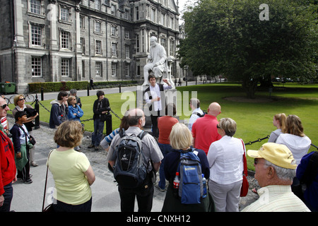 Geführte Tour & Statue von George Salmon, Trinity College, Dublin, Irland Stockfoto