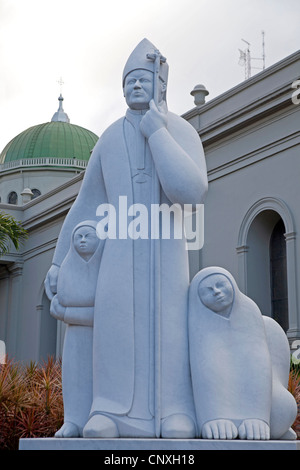 Statue von Papst Johannes Paul II durch Jorge Jiménez Deredia vor die Metropolitan Kathedrale Catedral Metropolitana in San Jose Stockfoto