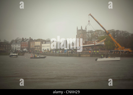 Das Royal Barge, Gloriana, wird in der Themse bei Isleworth abgesenkt Stockfoto