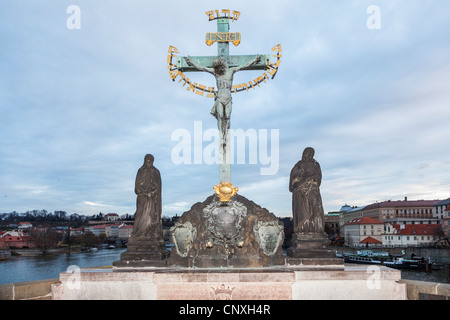 Statue von Christus gekreuzigt auf der Karlsbrücke (Karlovski Most), Prag, Tschechische Republik Stockfoto