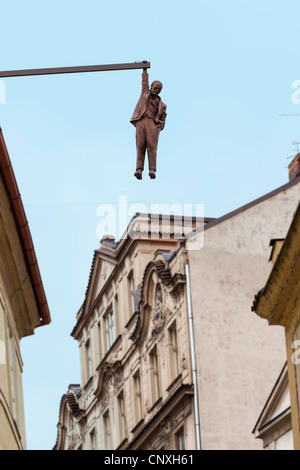 Bizarre braun gefärbten lebensgroße Figur als street-Art schwebt über einer Straße in der Innenstadt von Prag, Tschechische Republik Stockfoto