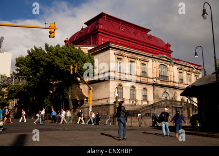 Kreuzung mit Fußgängern und das nationale Theater Teatro Nacional in der Hauptstadt San José, Costa Rica, Mittelamerika Stockfoto