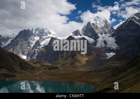 Laguna Carhuacocha vor die Siula Grande (6344 m) und Nevado Yerupaj (6635 m), Peru, Anden, Cordillera Huayhuash Stockfoto