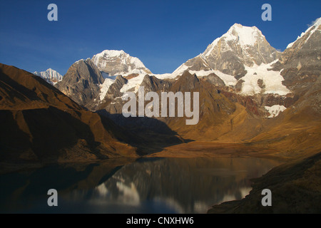 Laguna Carhuacocha vor die Siula Grande (6344 m) und Nevado Yerupaj (6635 m), Peru, Anden, Cordillera Huayhuash Stockfoto