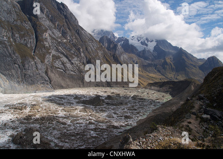 Laguna Gangrajanca bedeckt mit Eisschollen, Peru, Anden, Cordillera Huayhuash Stockfoto