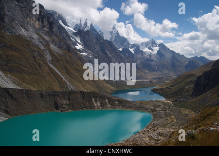 Laguna Quesillococha, Laguna Siula und Laguna Gangrajanca vor drohenden Bergkette, Peru, Anden, Cordillera Huayhuash Stockfoto