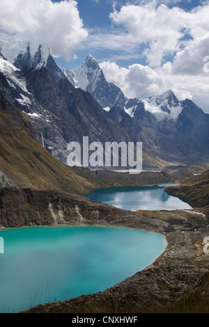 Laguna Quesillococha, Laguna Siula und Laguna Gangrajanca vor drohenden Bergkette, Peru, Anden, Cordillera Huayhuash Stockfoto